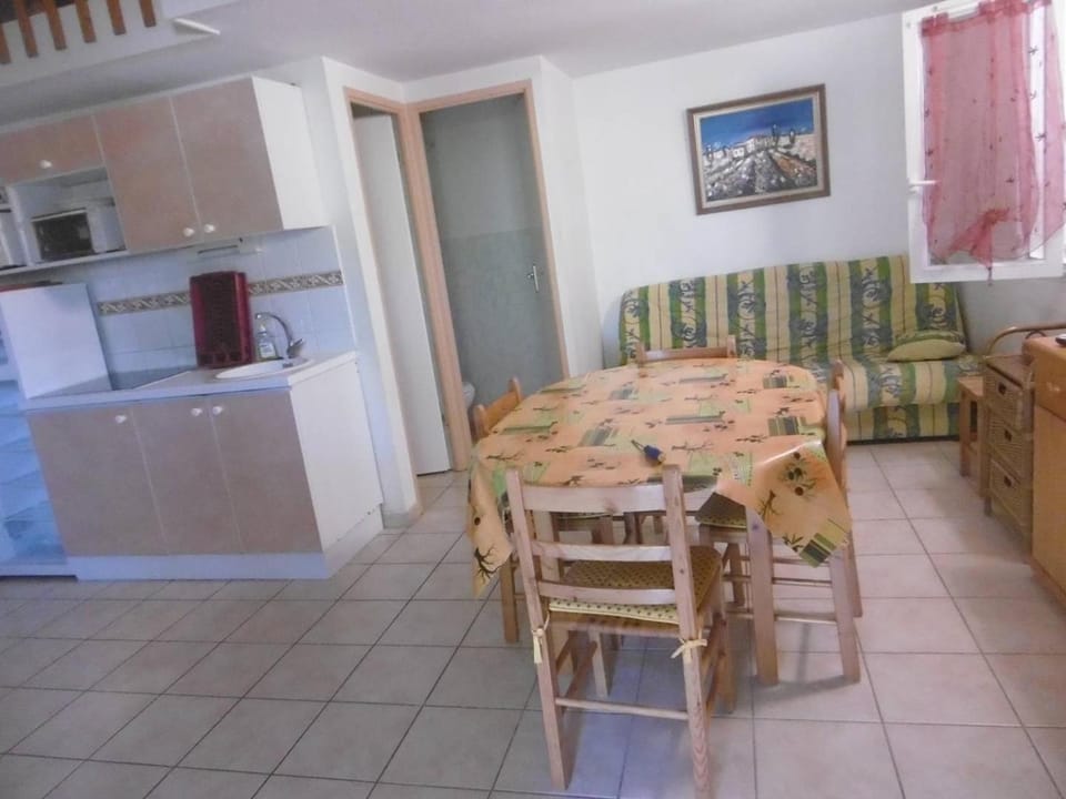 Kitchen or kitchenette, Living room, Seating area, Dining area, minibar, pet friendly, stove
