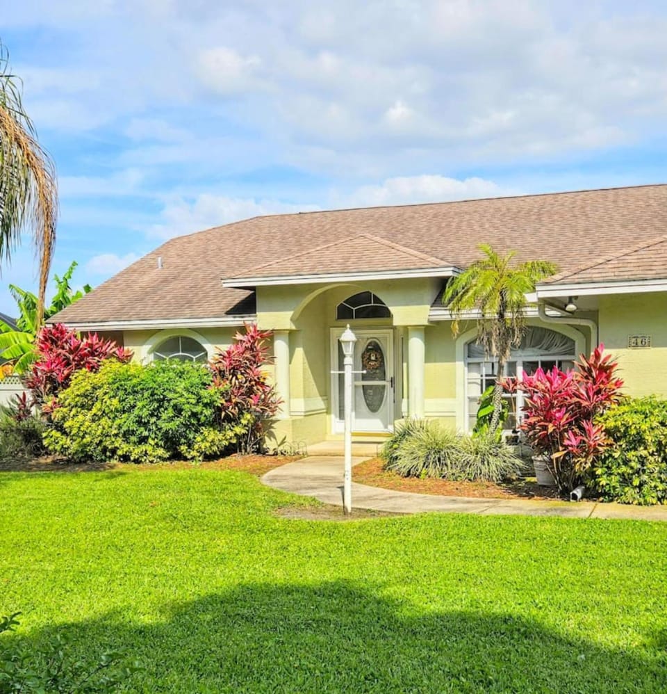 Property building, Facade/entrance, Spring, Day, Natural landscape, Garden, Garden view