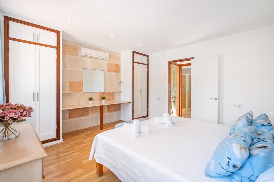 Bed, Photo of the whole room, Bedroom, towels, wardrobe