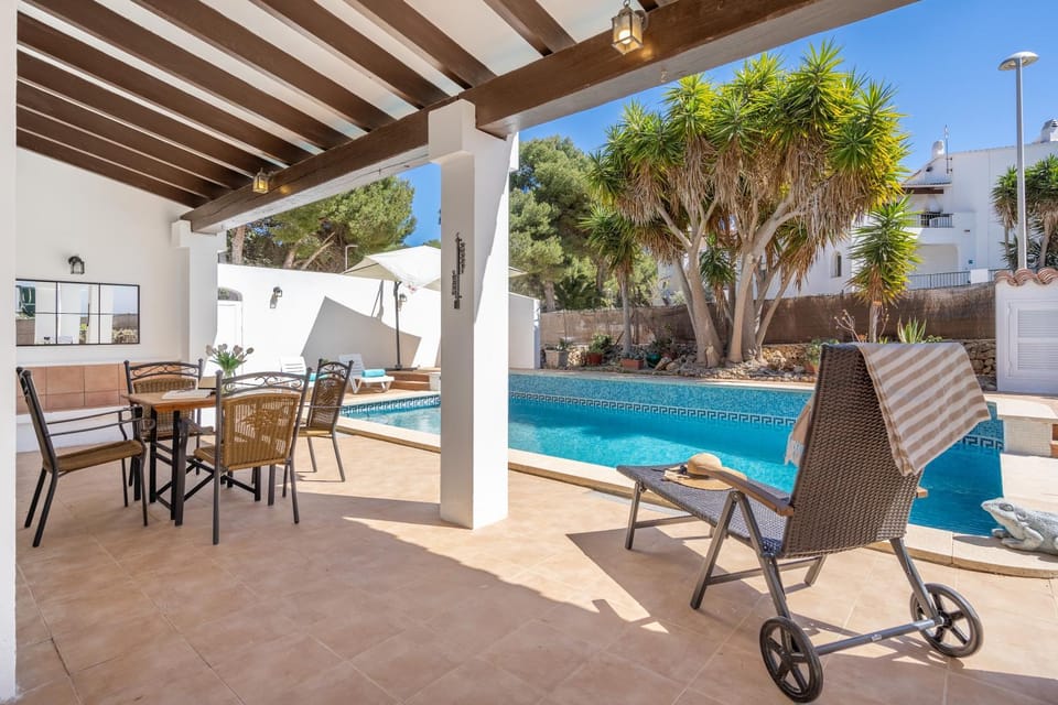 Patio, Day, Balcony/Terrace, Dining area, Pool view, Swimming pool, sunbed