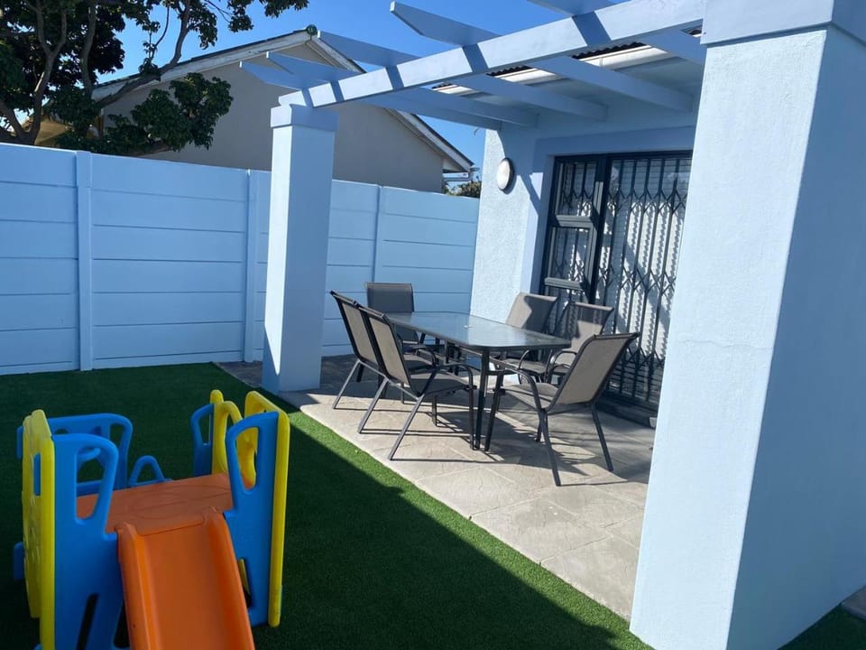 Patio, Dining area, Inner courtyard view