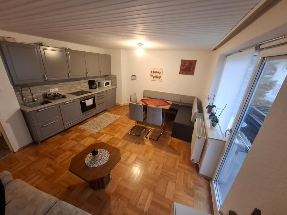 Kitchen or kitchenette, Dining area