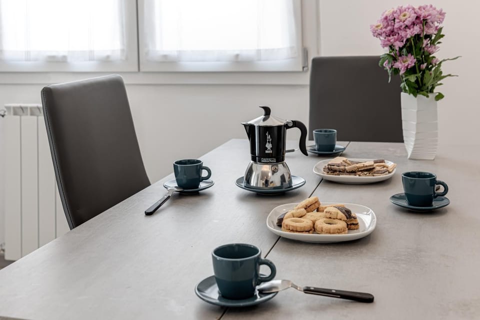 Coffee/tea facilities, Dining area