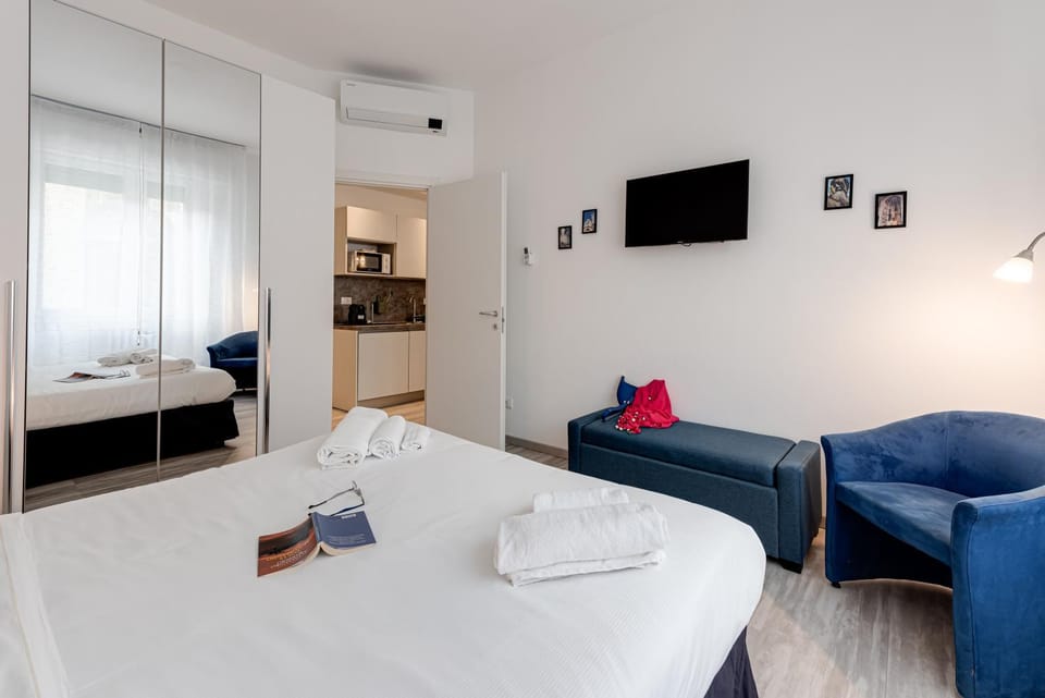 Bed, TV and multimedia, Bedroom