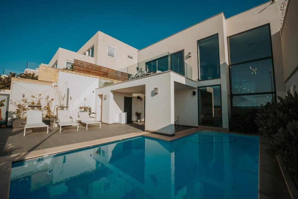 Day, Pool view, Swimming pool, sunbed