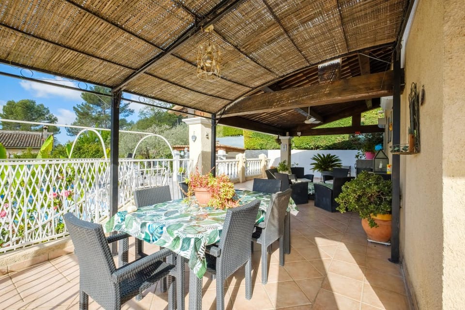 Property building, Balcony/Terrace, Living room