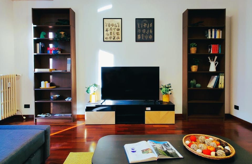 Communal lounge/ TV room, TV and multimedia, Living room, Seating area, hair dresser