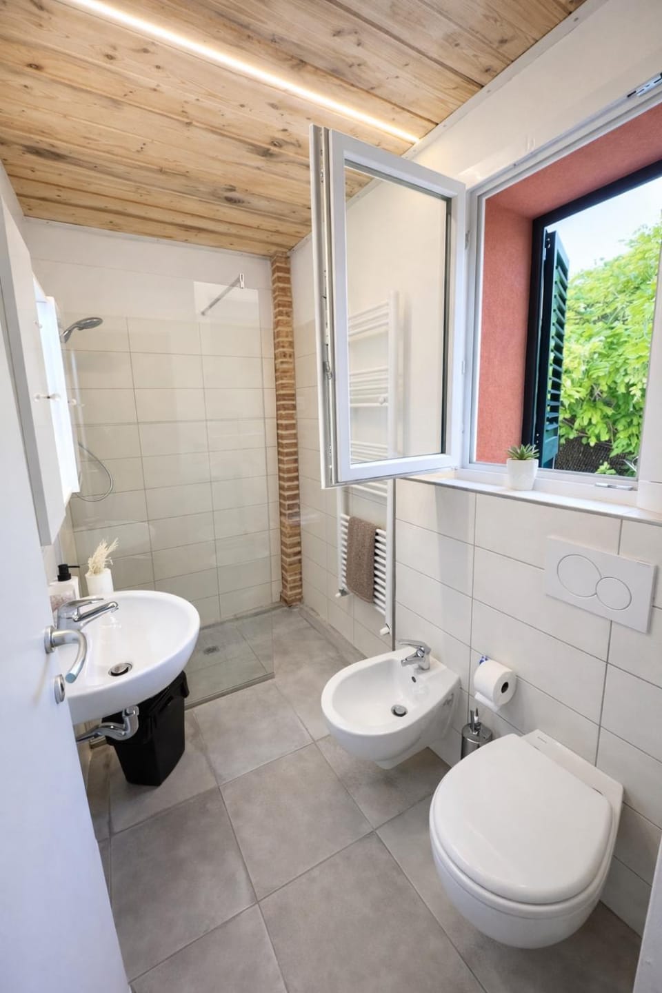 Shower, Toilet, Bathroom, bidet, towels