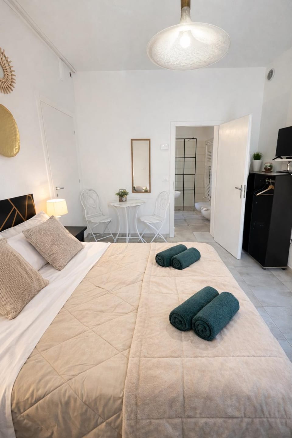 Bed, TV and multimedia, Photo of the whole room, Bedroom, towels, wardrobe