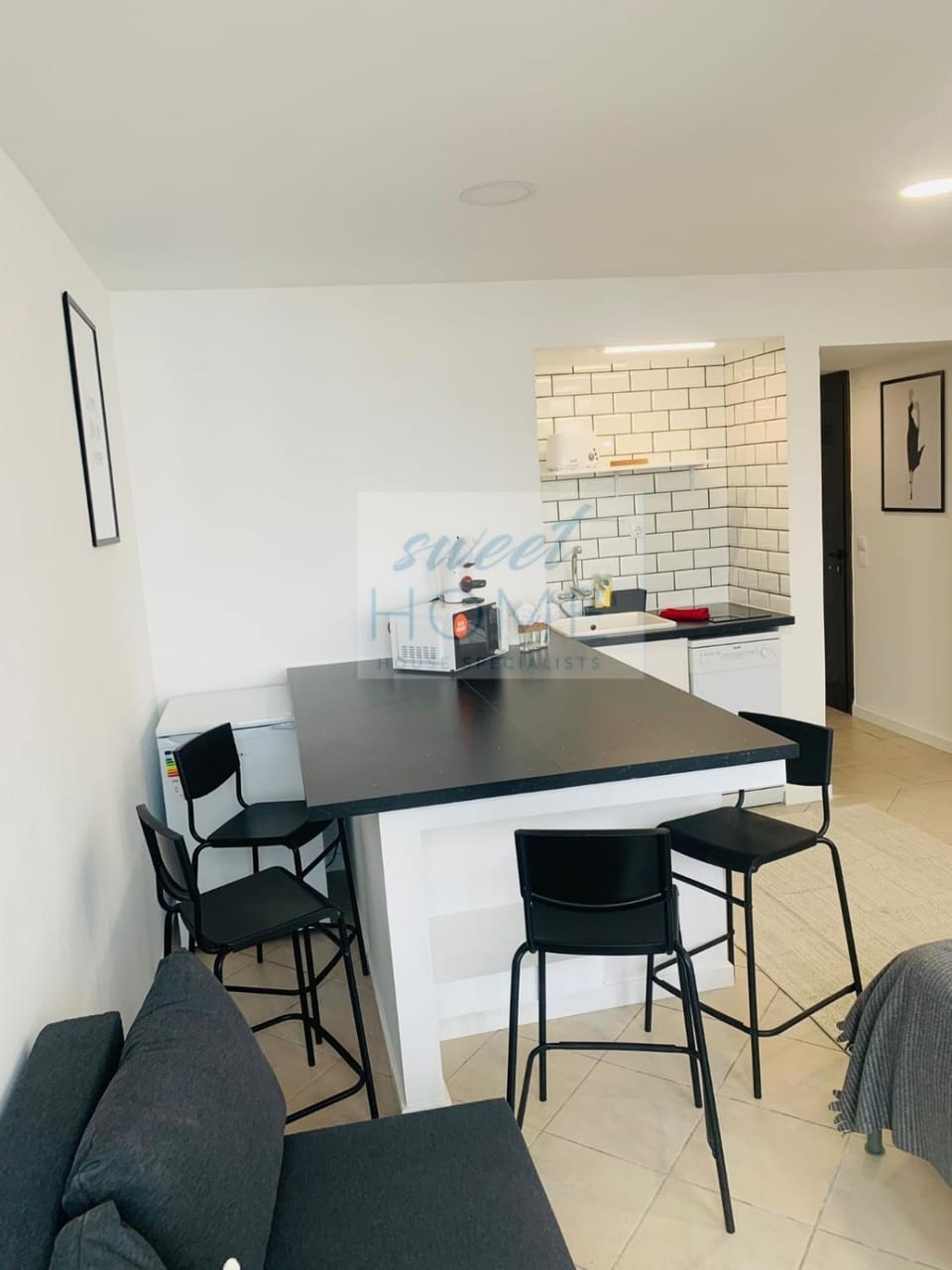 Kitchen or kitchenette, Dining area