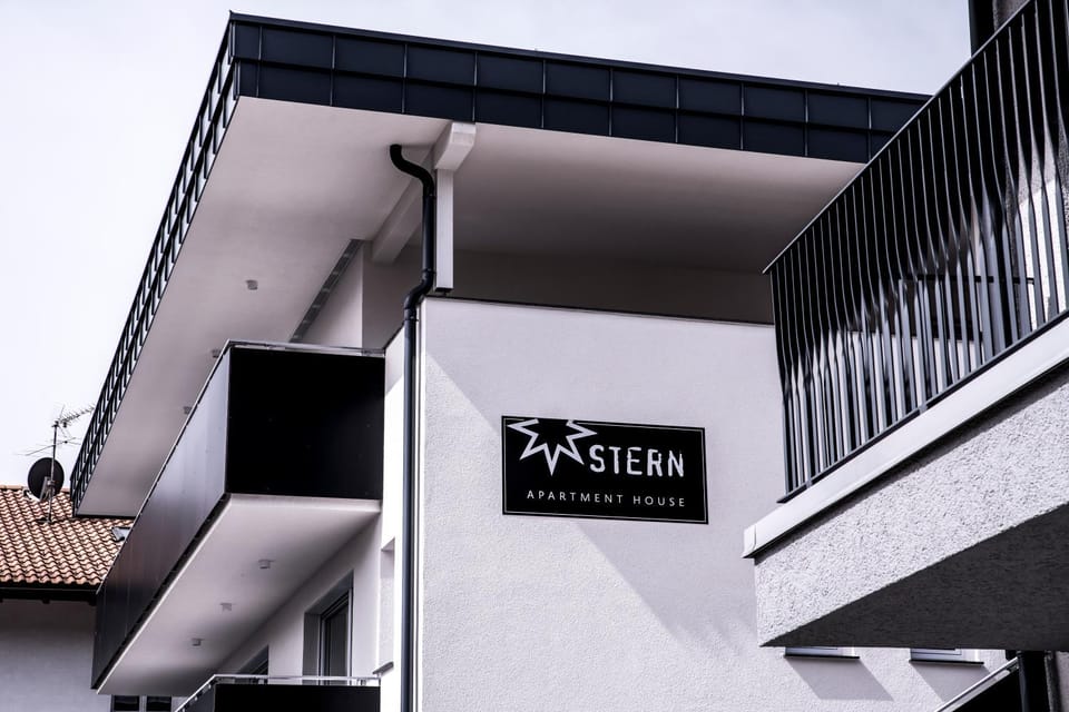 Day, Property logo or sign, Logo/Certificate/Sign, Text overlay, Street view, Certificate/Award