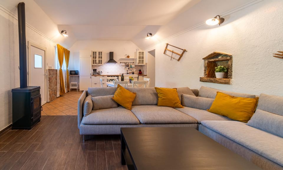 Kitchen or kitchenette, Living room
