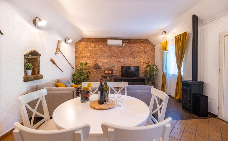 TV and multimedia, Living room, Dining area