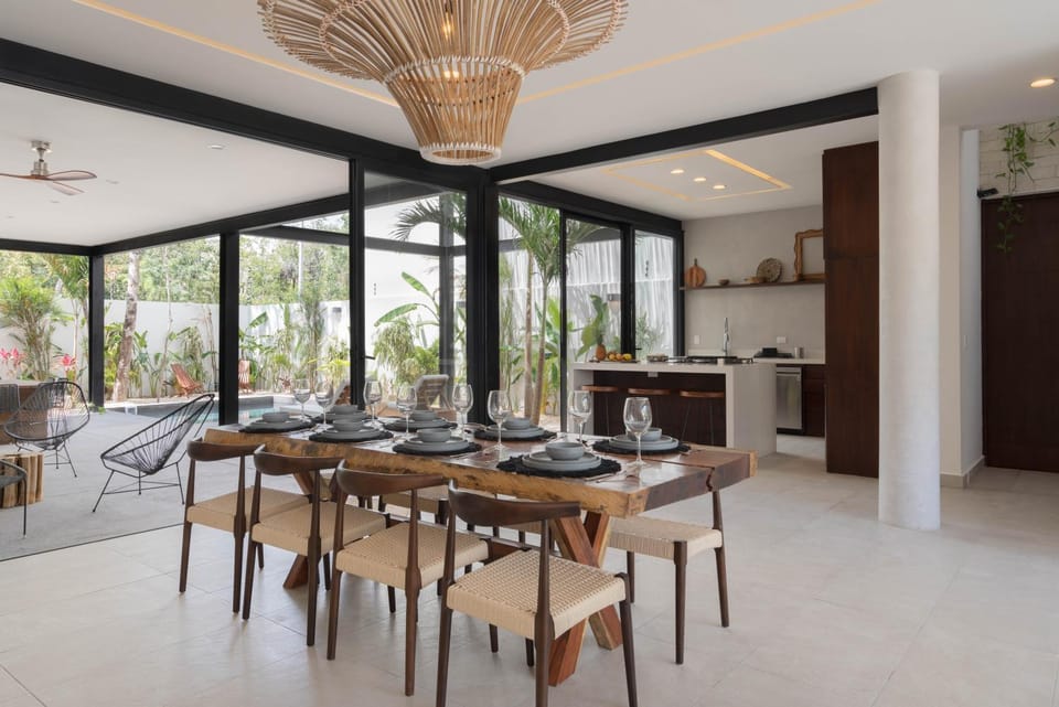 Kitchen or kitchenette, Seating area, Dining area