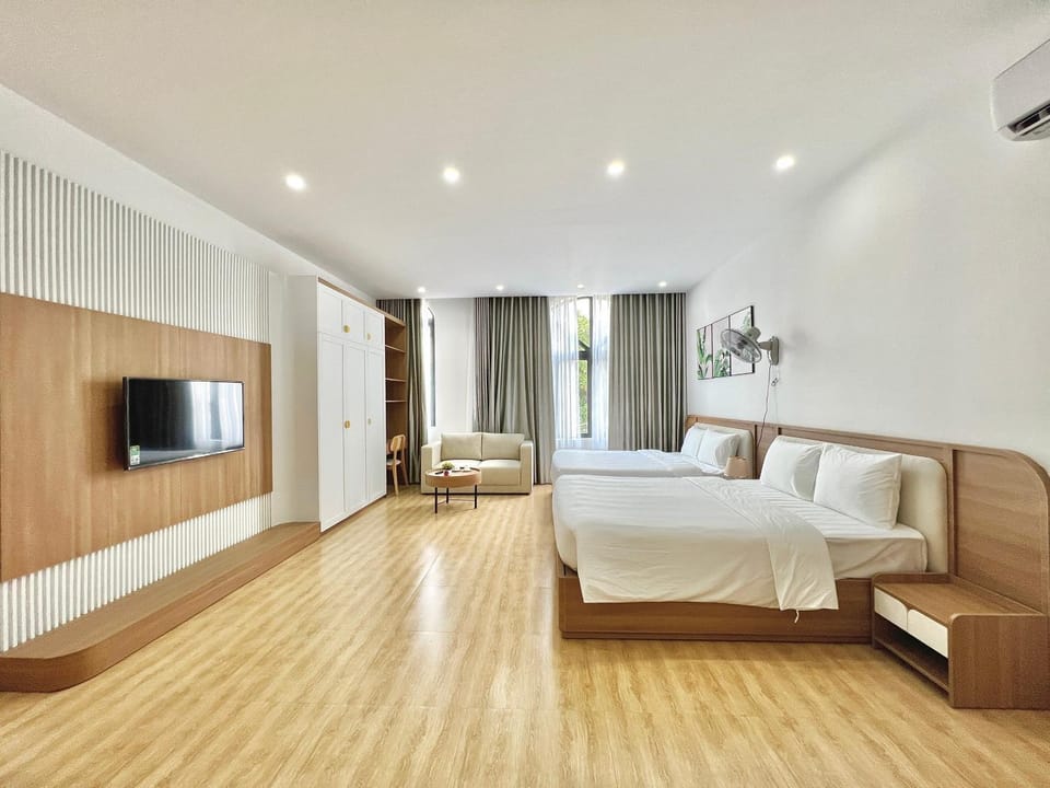 Bed, TV and multimedia, Living room, Seating area, Evening entertainment, Bedroom, air conditioner