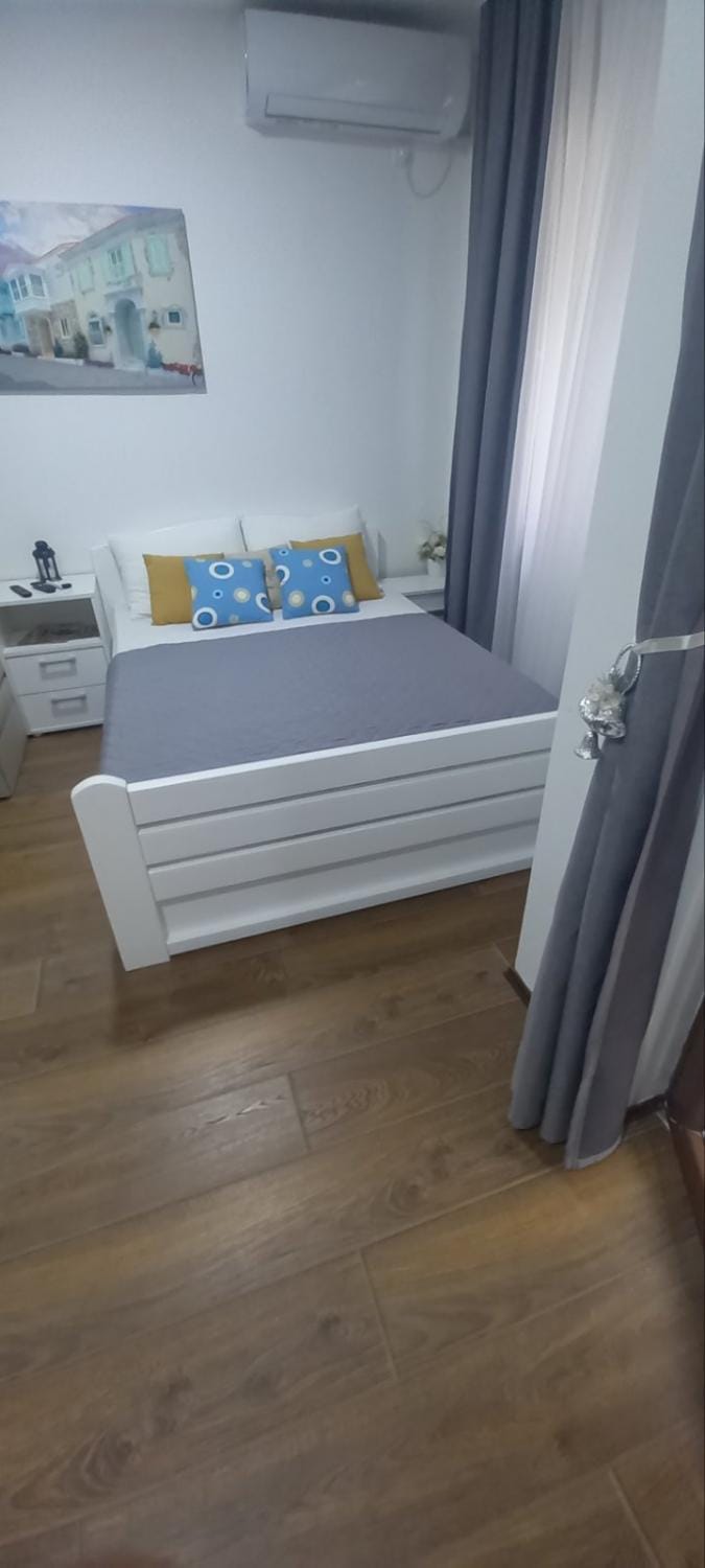 Bed, Photo of the whole room, Bedroom, air conditioner