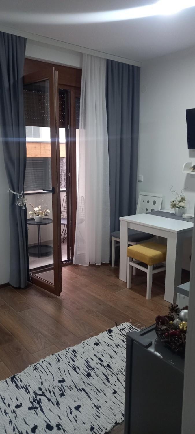 Bed, TV and multimedia, Living room, Photo of the whole room, Seating area, Dining area, Bedroom, hair dresser