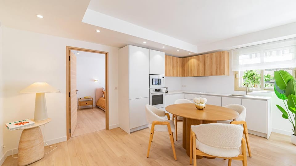 Kitchen or kitchenette, Dining area