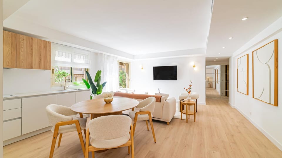 Communal lounge/ TV room, TV and multimedia, Kitchen or kitchenette, Living room, Seating area, Dining area