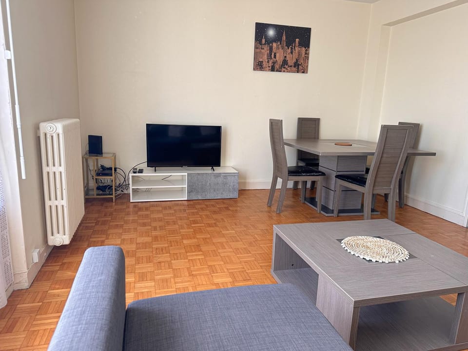 Communal lounge/ TV room, TV and multimedia, Living room, Seating area, Dining area