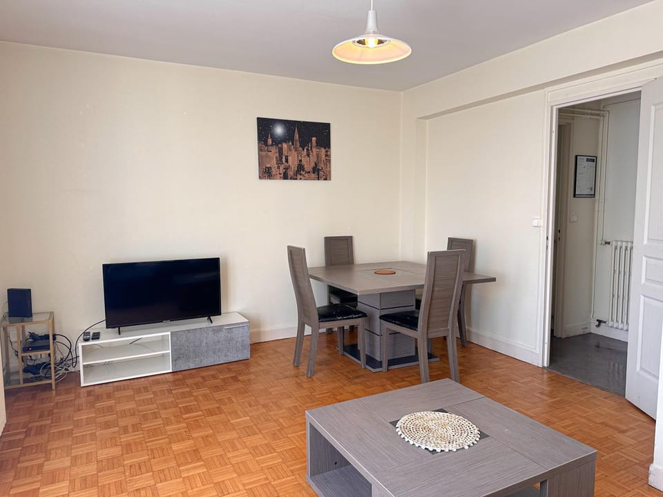 TV and multimedia, Living room, Seating area, Dining area