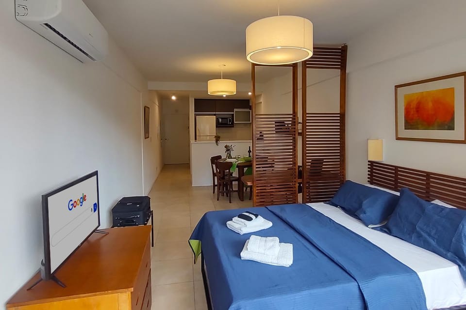 Bed, TV and multimedia, Photo of the whole room, Seating area, Bedroom, towels, air conditioner