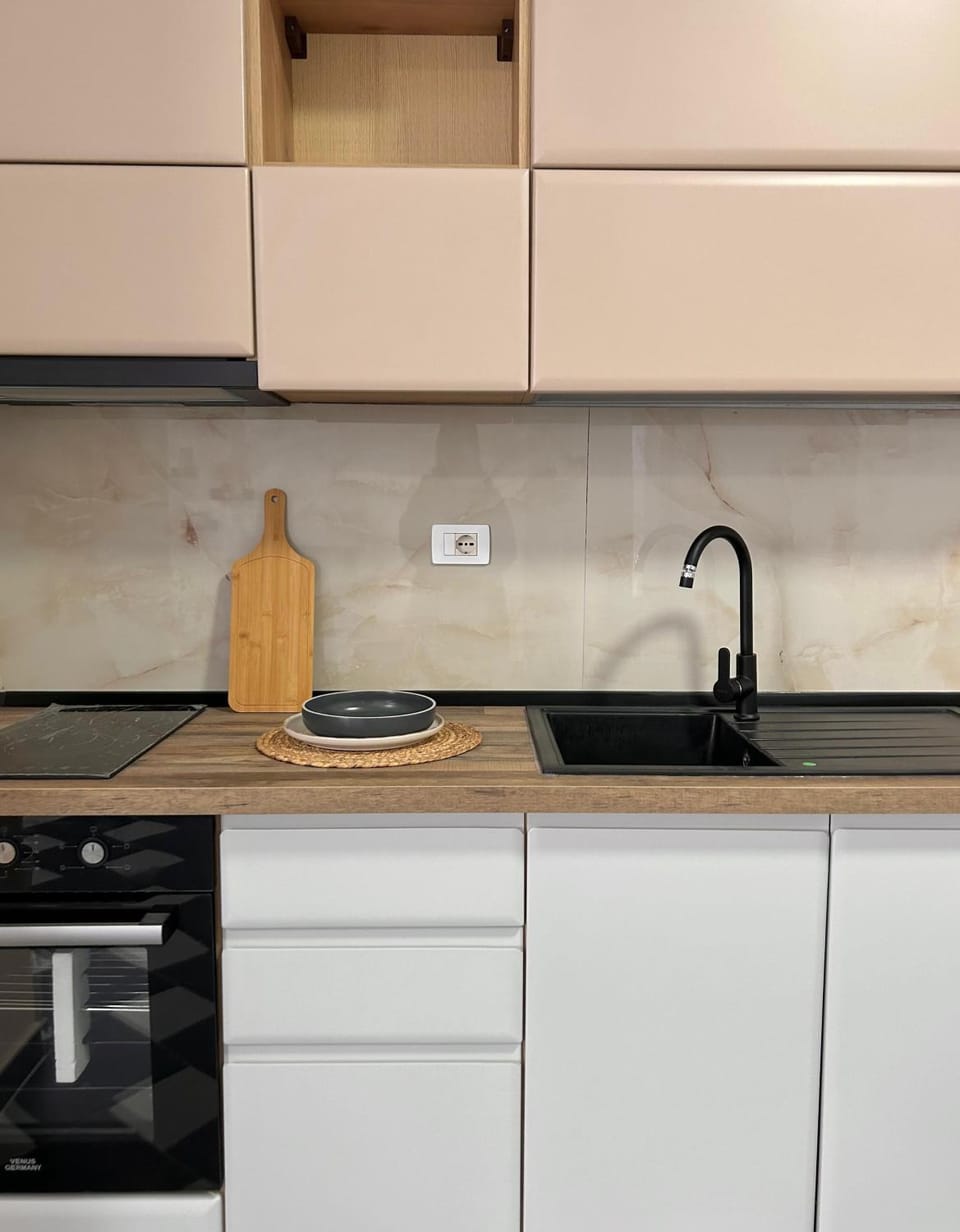 Kitchen or kitchenette, pet friendly, stove