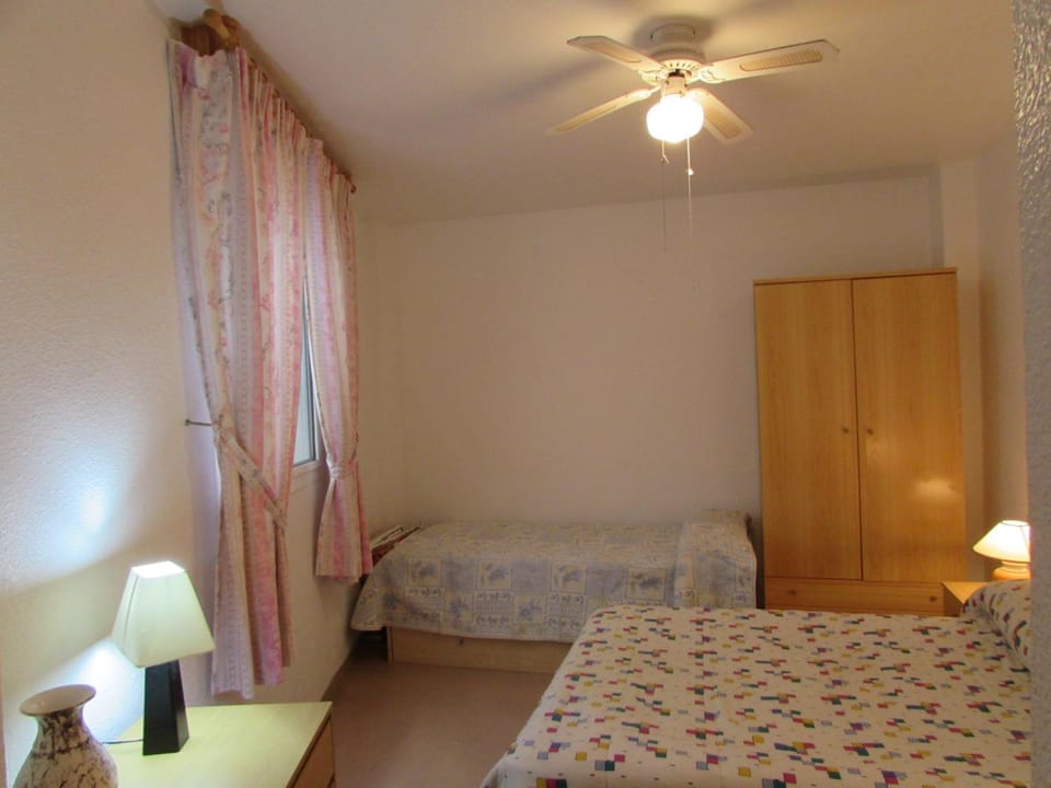 Bed, Photo of the whole room, Bedroom, fireplace, wardrobe