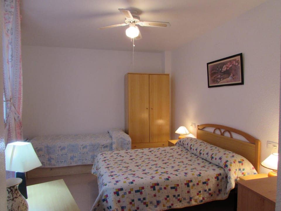 Bed, Photo of the whole room, Bedroom, fireplace, wardrobe