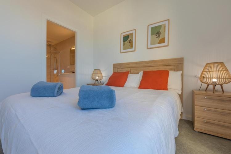 Bed, Photo of the whole room, Bedroom, towels