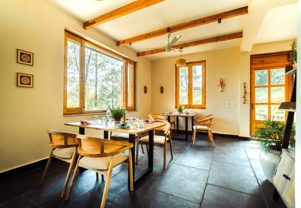 Restaurant/places to eat, Living room, Seating area, Dining area