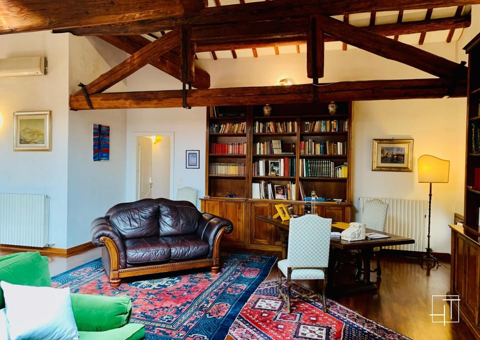Library, Living room, Seating area