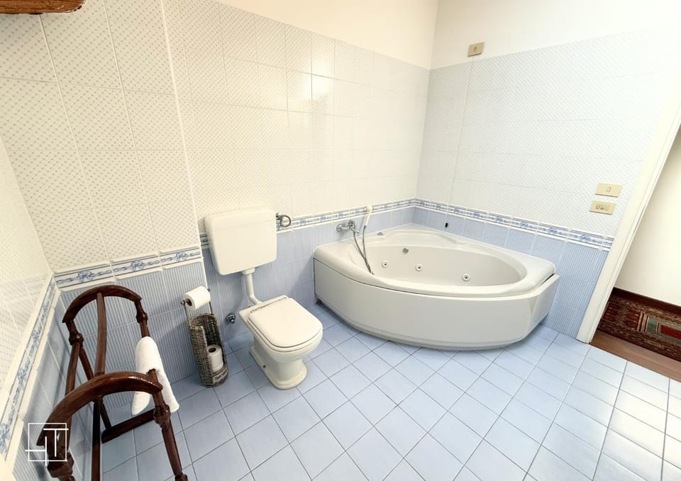 Toilet, Hot Tub, Hot Tub, Bathroom, towels