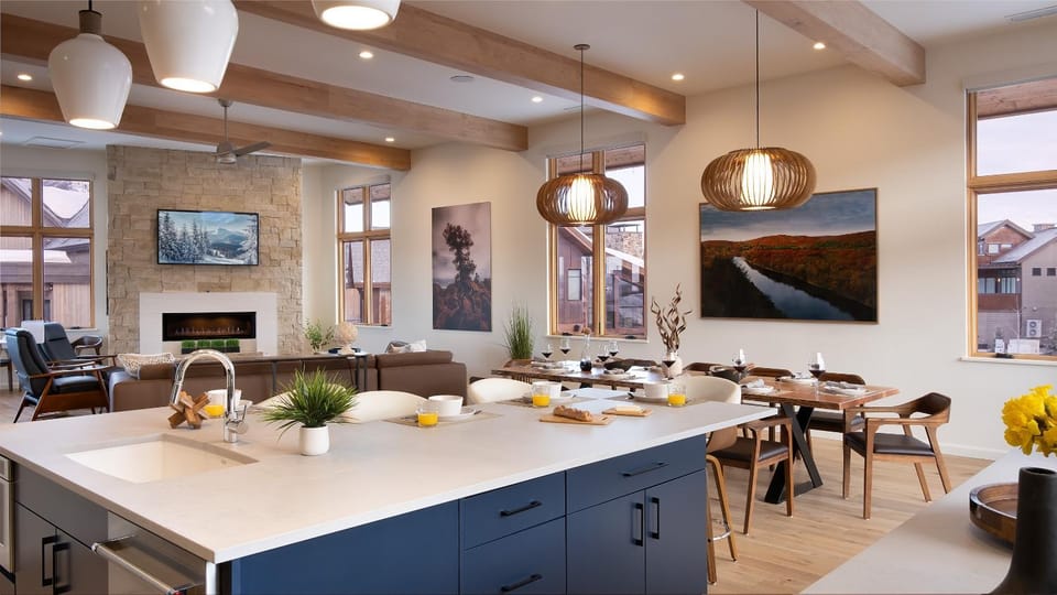 TV and multimedia, Dining area, fireplace, kitchen