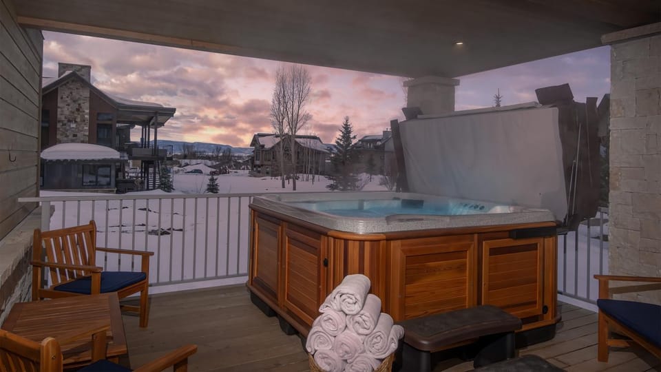 Winter, Hot Tub, View (from property/room), towels