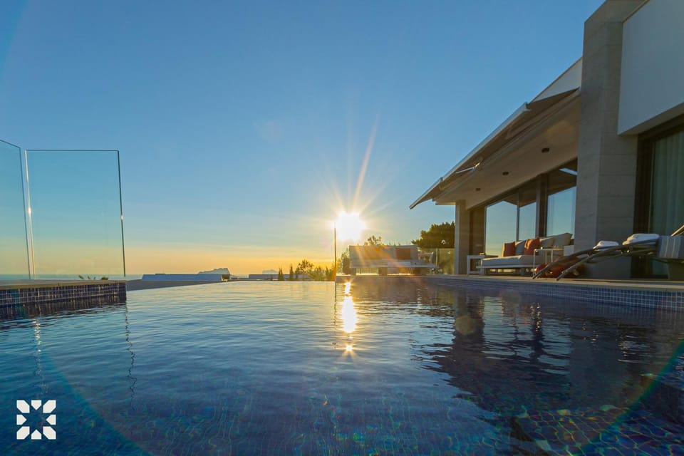 Day, Natural landscape, Pool view, Sea view, Swimming pool, Sunrise, Sunset, sunbed