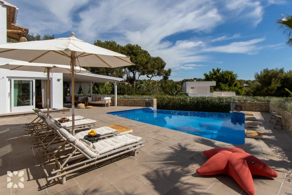 Property building, Patio, Day, Natural landscape, Pool view, Swimming pool, sunbed