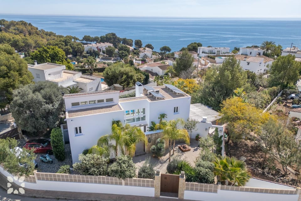 Property building, Day, Neighbourhood, Natural landscape, Bird's eye view, City view, Sea view, Street view, Location, Parking