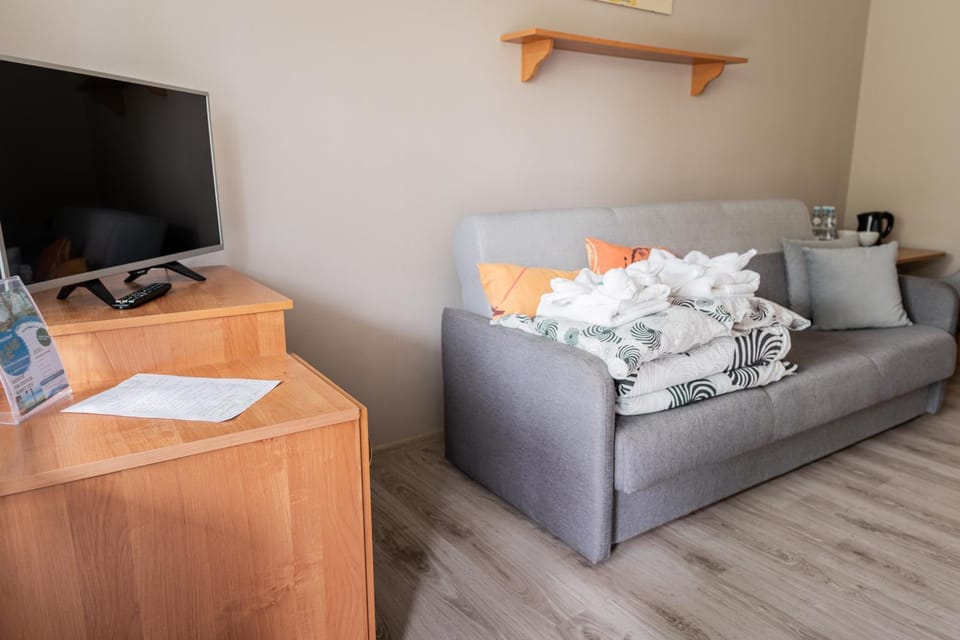 Bed, TV and multimedia, Photo of the whole room, Seating area, Bedroom