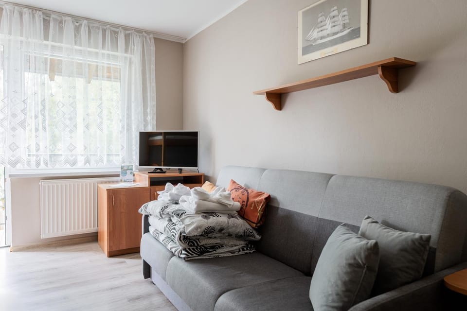 TV and multimedia, Seating area, Bedroom