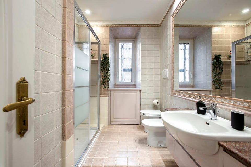 Shower, Toilet, Bathroom, towels