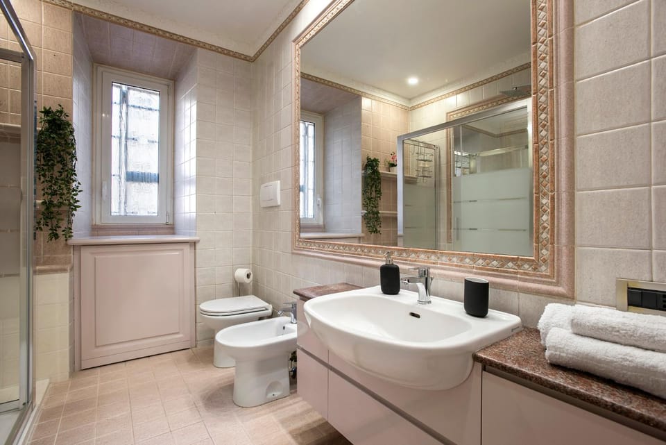 Shower, Toilet, Bathroom, bidet, towels