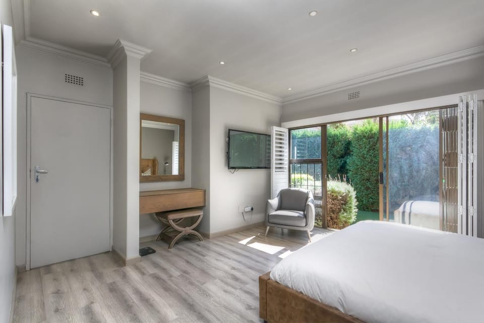 Bed, TV and multimedia, Photo of the whole room, Seating area, Bedroom, hair dresser, wardrobe
