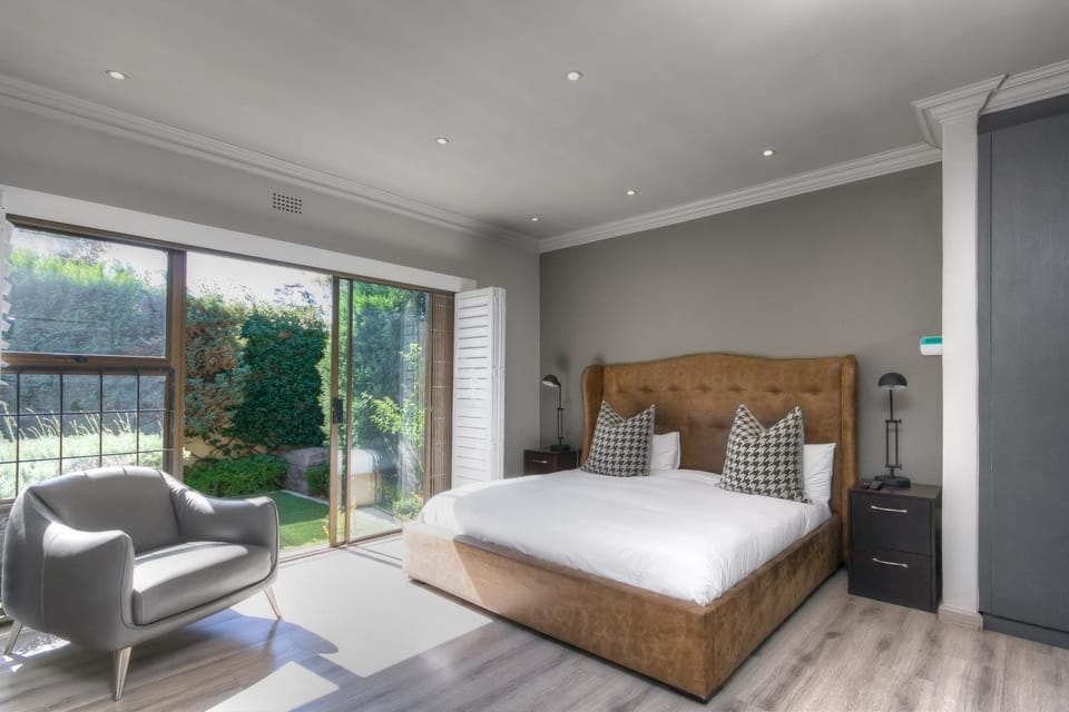 Bed, Living room, Photo of the whole room, Seating area, Bedroom