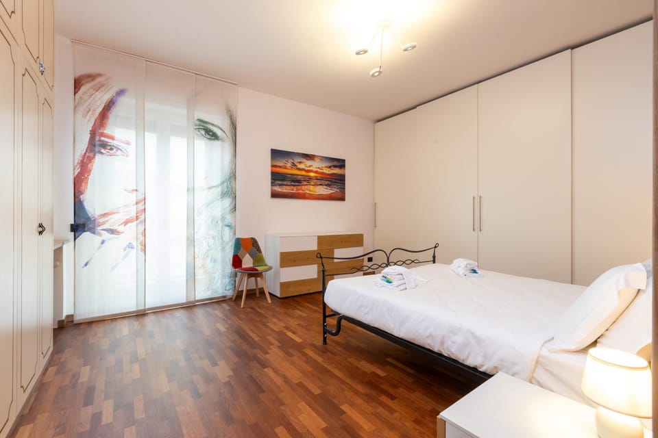 Bedroom, towels, wardrobe