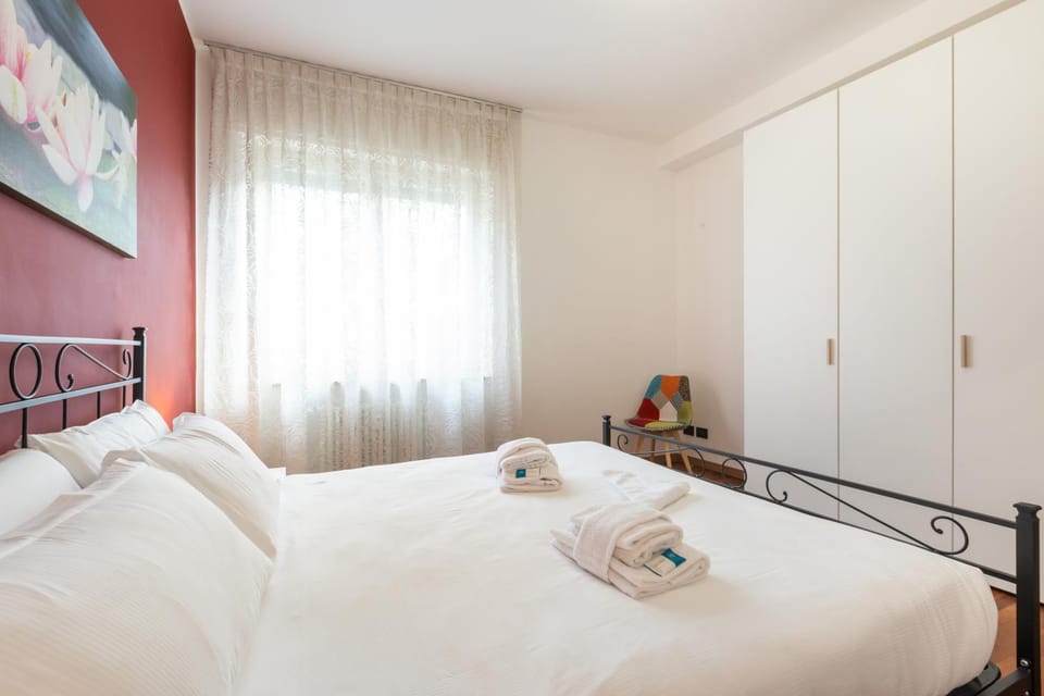 Bed, Bedroom, towels, wardrobe