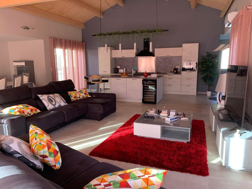 Kitchen or kitchenette, Living room, Seating area, oven, stove, toaster