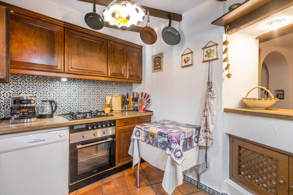 Kitchen or kitchenette, Living room