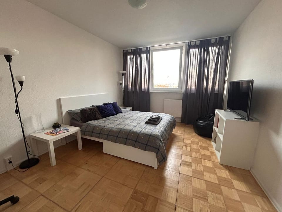 Bed, TV and multimedia, Photo of the whole room, Evening entertainment, Bedroom