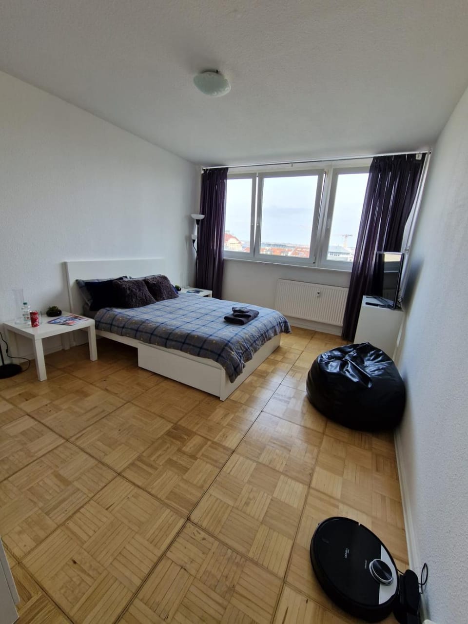 Bed, TV and multimedia, Photo of the whole room, Bedroom